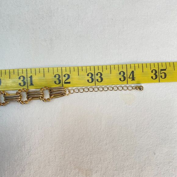 Gold Tone Chain Necklace Round Spiral Links With 3 Smooth Oval Links In a Group - Picture 6 of 7